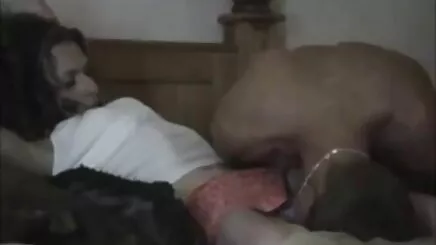 İş yerinde sıkılmış, oynak siyah ehtirasli seksler