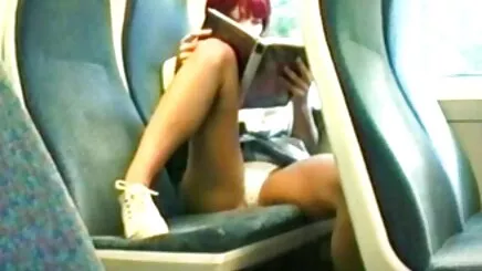 Güzel çalışan kısa saçlı mugennilerin seksi kadın