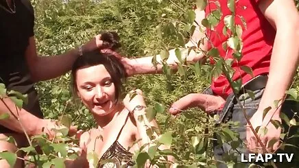 Beyaz adam ve parmaklar göt arasında sevimli sarışın azeri telebe seksi kadın içeride